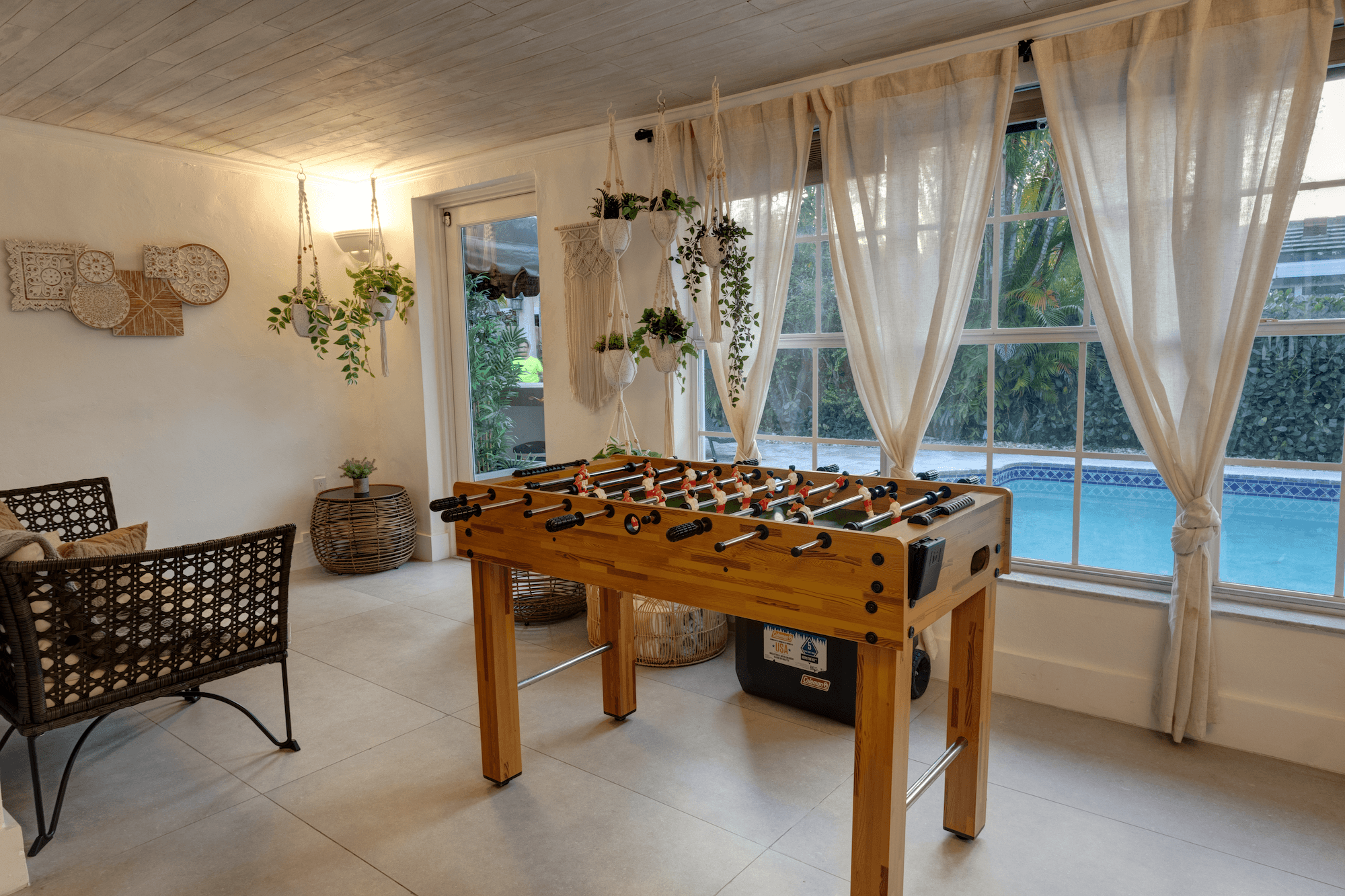Sala de juegos con vista a pool en Airbnb