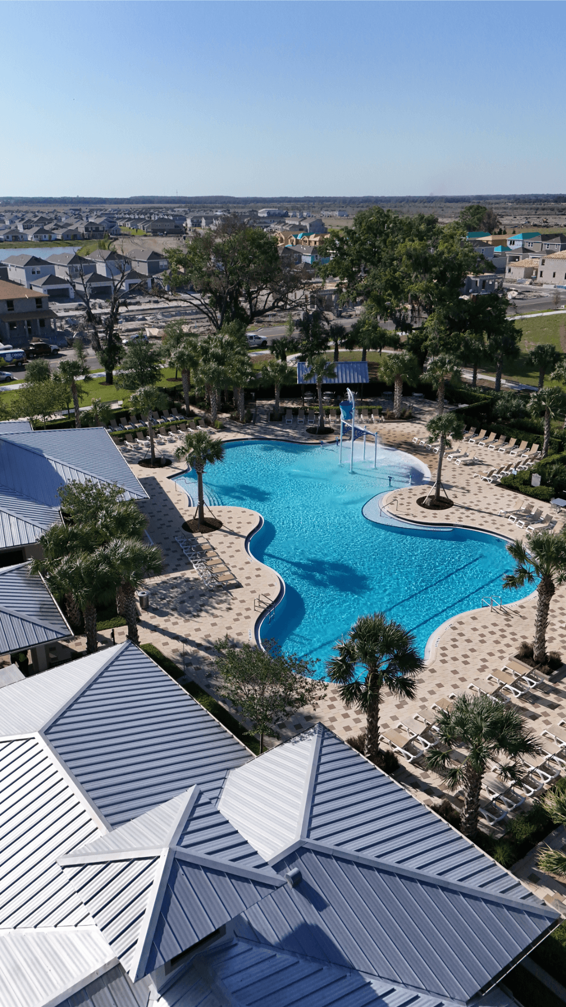 Pool comunitaria vista aérea en desarrollo residencial